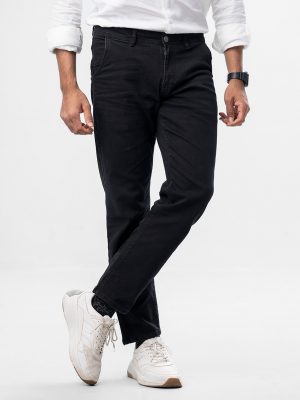 Men's regular fitted jeans in cotton spandex denim fabric. Five pockets, button fastening on the front and zipper fly.