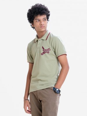 Men's short sleeve polo shirt in cotton pique fabric. Classic coller and typographic print on chest.