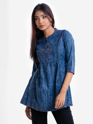 Women's A-line tunic in denim fabric. Band collar, three-quarter sleeves. Embroidery at front.