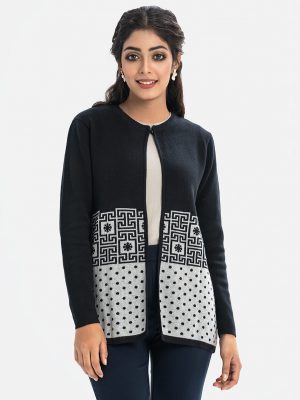 Women's winter single button opening sweater in viscose knit fabric. Round neck, full sleeves.