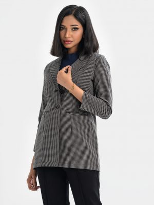 women's blazer in check fabric. Long-sleeves, lapel collar with two-button fasting and two-jetted pockets.