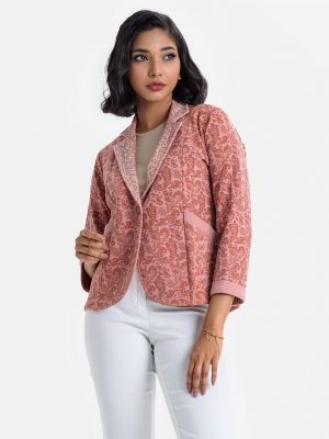 Ladie's blazer in interlock fabric. Lapel collar with karchupi, full-sleeved. Button fasting and jatted pockets at the front.