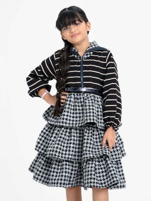 Kids girls layered jacket in houndstooth tweed fabric. Classic collar and long puff sleeved. front opening zipper with an adjustable belt.