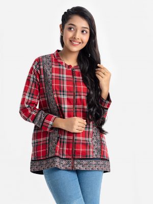 Teen girl jacket in check fabric. Mandarin collar with front opening zipper. Attached patch at the front and sleeved and two pockets.