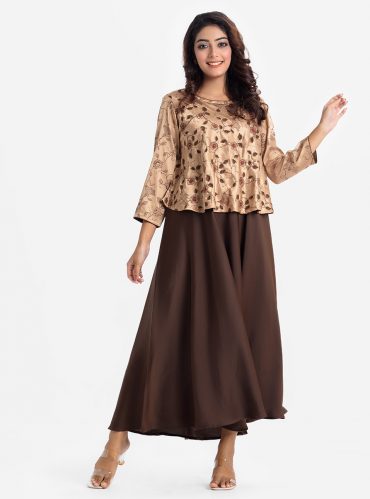 Women's gown in crepe fabric. Round neck, three-quarter sleeved. Karchupi at the front.