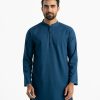 Men's semi-fitted panjabi in Jacquard fabric. Mandarin collar and inseam pockets.