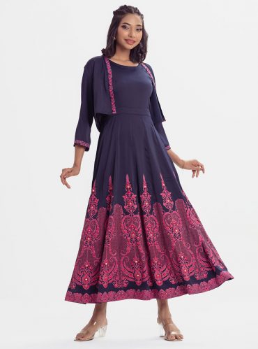 Women's A-line gown in joom fabric. Sleeveless, boat neck, karchupi at the hemline and a three-quarter front opening shrug.