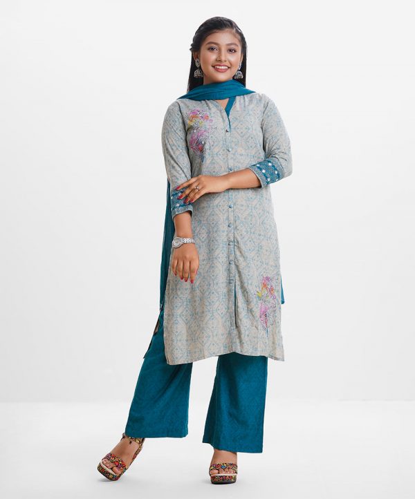 Teen girl printed salwar kameez in viscose fabric. Mock neck, full sleeve. Embroidery at the front. chiffon dupatta with viscose palazzo pants.