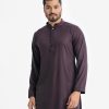 Men's semi fitted panjabi in cotton fabric. Mandarin collar and inseam pockets. button fastening at the front.