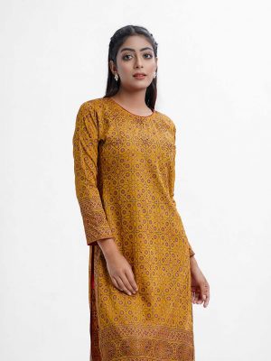 Women's straight kameez in crepe fabric. Round neck, three-quarter sleeved and karchupi at the front.