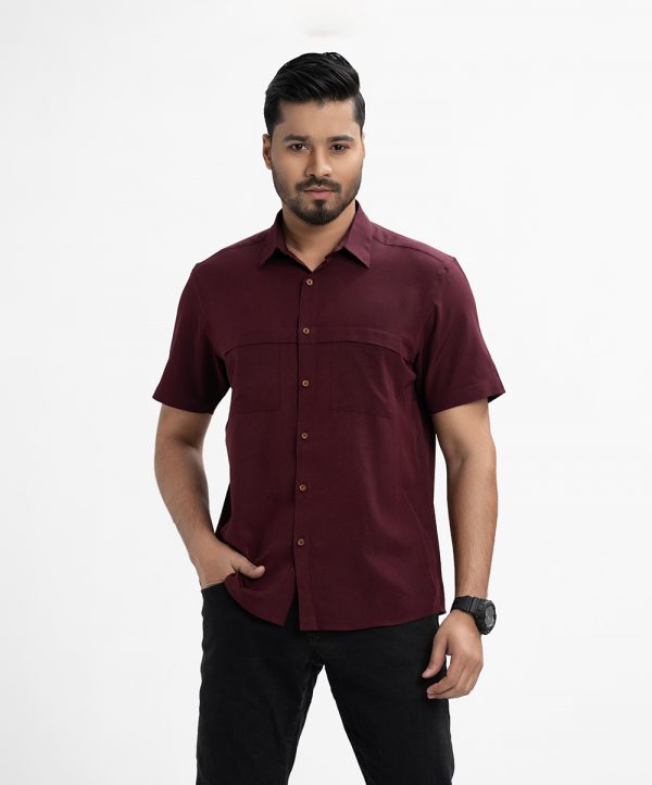 Men's short-sleeved casual shirt in blended fabric. Classic collar, button fastening at the front and two front pockets.