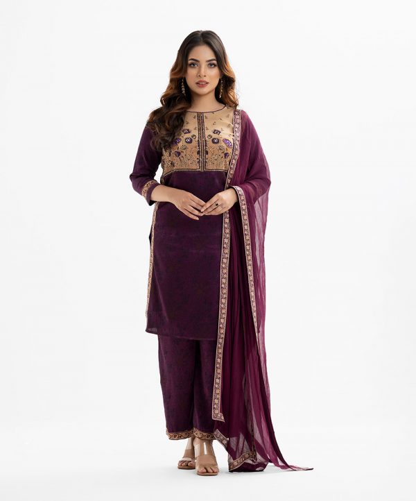 Women's printed straight salwar kameez in joom fabric. Round neck, three-quarter sleeves and karchupi at the front. Paired with a georgette palazzo pant and a chiffon dupatta.