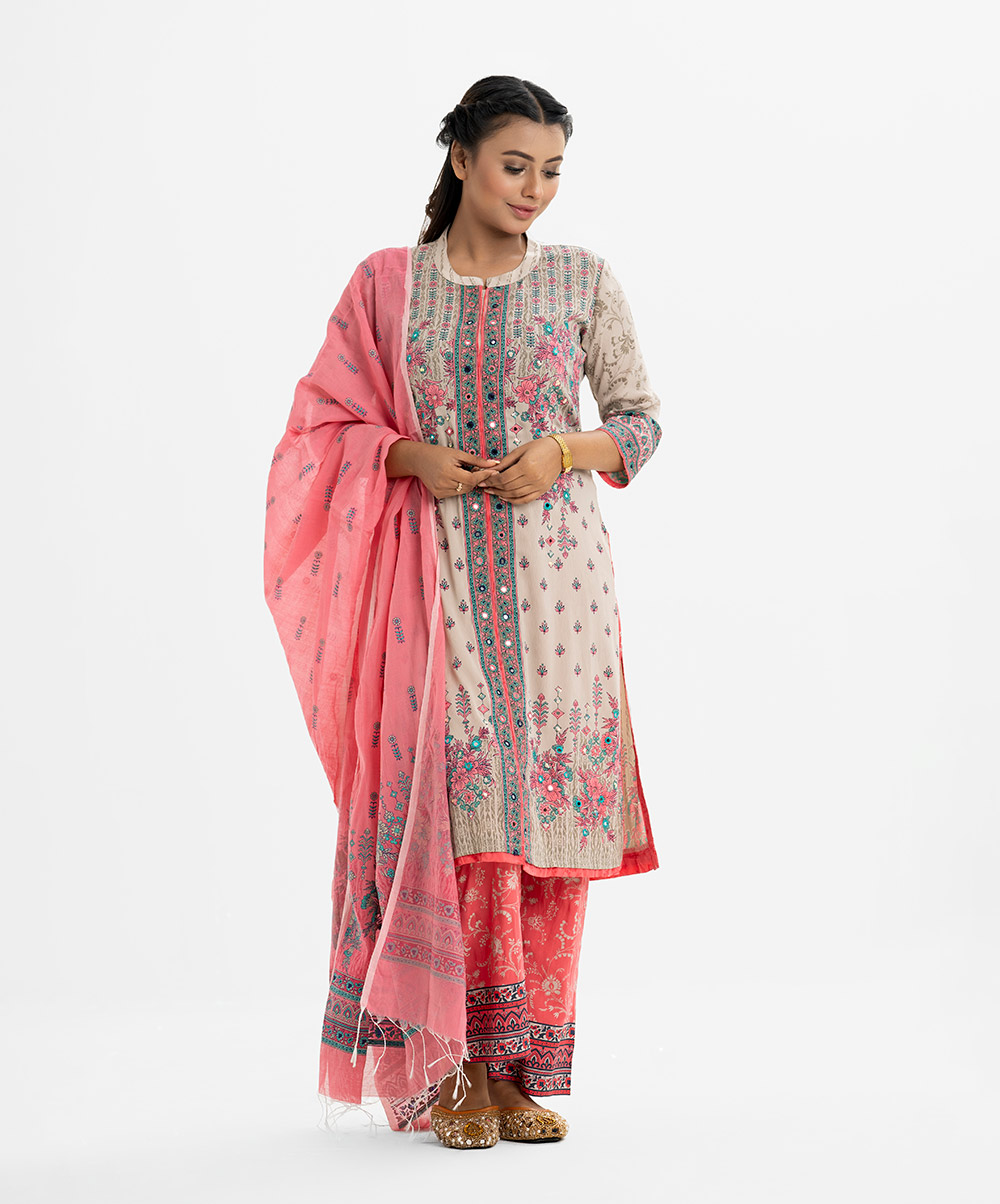 Women's printed straight salwar kameez in joom fabric. Round neck, three-quarter sleeves and karchupi at the front. Paired with a viscose palazzo pant and a half-silk dupatta. Women's printed straight salwar kameez in joom fabric. Round neck, three-quarter sleeves and karchupi at the front. Paired with a viscose palazzo pant and a half-silk dupatta.