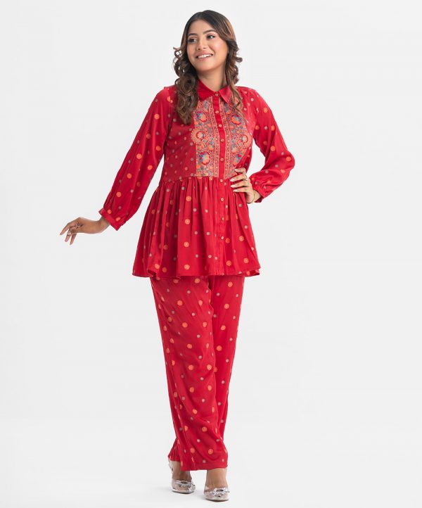 Women's printed abaya style top-bottom set in joom fabric. Features a tent-style top with a classic collar, bishop sleeves, and front button fastening. Paired with matching pants featuring a concealed elasticated waistband.
