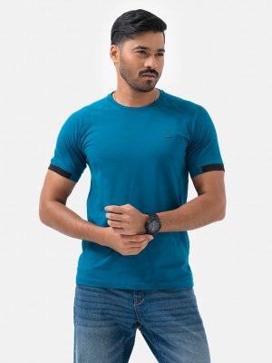 Men's T-shirt in stretchable cotton knit fabric. Short sleeves and round neck.
