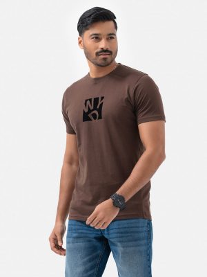 Men's round neck T-shirt in cotton single jersey knit fabrics. short sleeves and print on the chest.