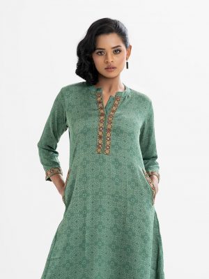 Women's A-line printed tunic in crepe fabric. Stand collar, long-sleeved. Karchupi at the placket, and two side pockets.