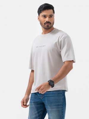 Men's drop shoulder t-shirt in cotton interlock fabric.Round neck and short-sleeve. Typography at the front.
