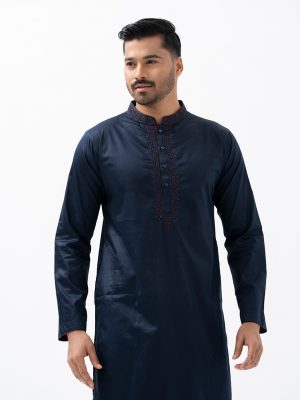 Men's semi-fitted panjabi in cotton fabric. Mandarin collar, inseam pockets and long sleeves. Karchupi at the front.