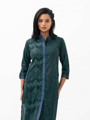 Women's printed straight kameez in cotton fabric. Mandarin collar, three-quarter sleeved. Embroidery and slit at the front.