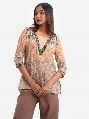 Patterned short tunic in cotton fabric. Three-quarter sleeves.