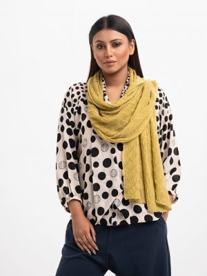 Long rectangle scarf in stretchable blended fabric.