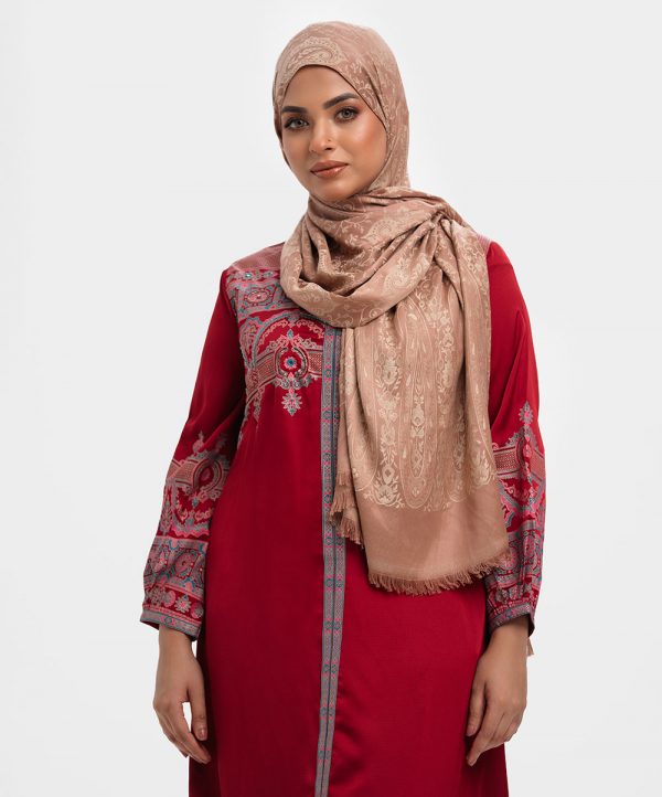 Brown hijab/scarf in blended jacquard fabric. Trimmed fringes on the borders.