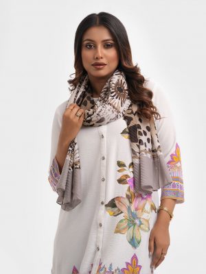 Multi-color long rectangle scarf in stretchable blended fabric.