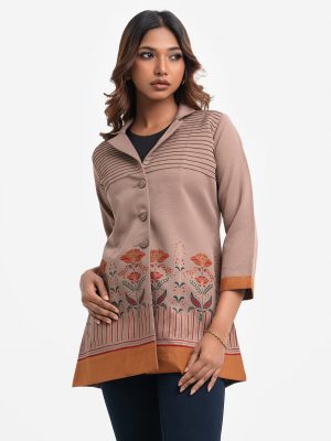 Lapel collar single-breasted jacket in tencel and rayon blended fabric. Three-quarter sleeves, pintuck detailed at the front.