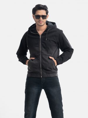 Men's casual hooded jacket in denim fabric. Full sleeves, front zipper opening with two hand-warming pockets.