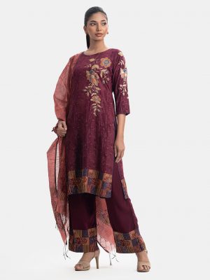 Women's printed salwar kameez in viscose fabric. Round neck, three-quarter sleeves and embroidery at front of kameez. Palazzo pants and half-silk dupatta.
