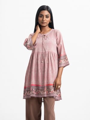 Round neck A-line tunic in joom fabric. Tie-cord closing with bell sleeves.